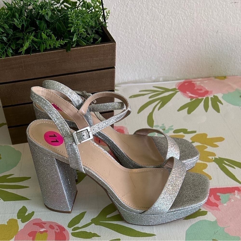 CHARLES BY
CHARLES DAVID
Izzy Ankle Strap Platform size 11